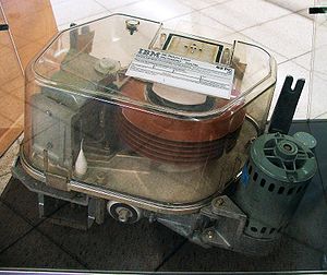 Disco duro producido por IBM ,modelo 62PC, de 64,5 MB del año 1979